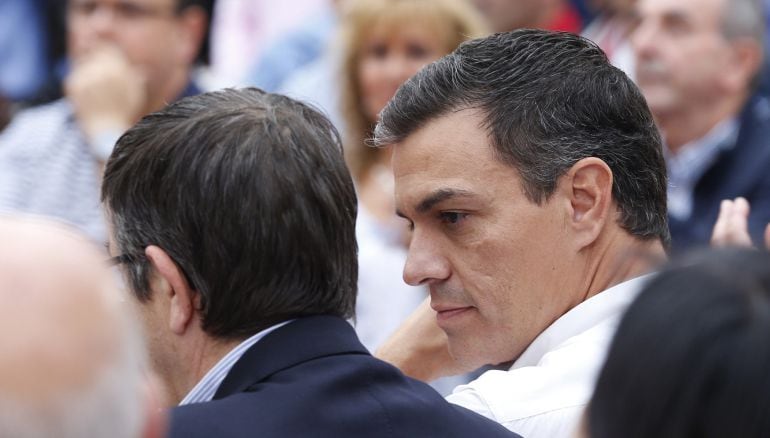 El secretario general del PSOE, Pedro Sánchez (d), habla con el expresidente del Congreso, Patxi López (i), durante un mitin celebrado en Bilbao