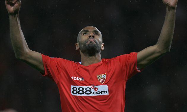 Frédéric Kanouté celebra un gol con el Sevilla FC