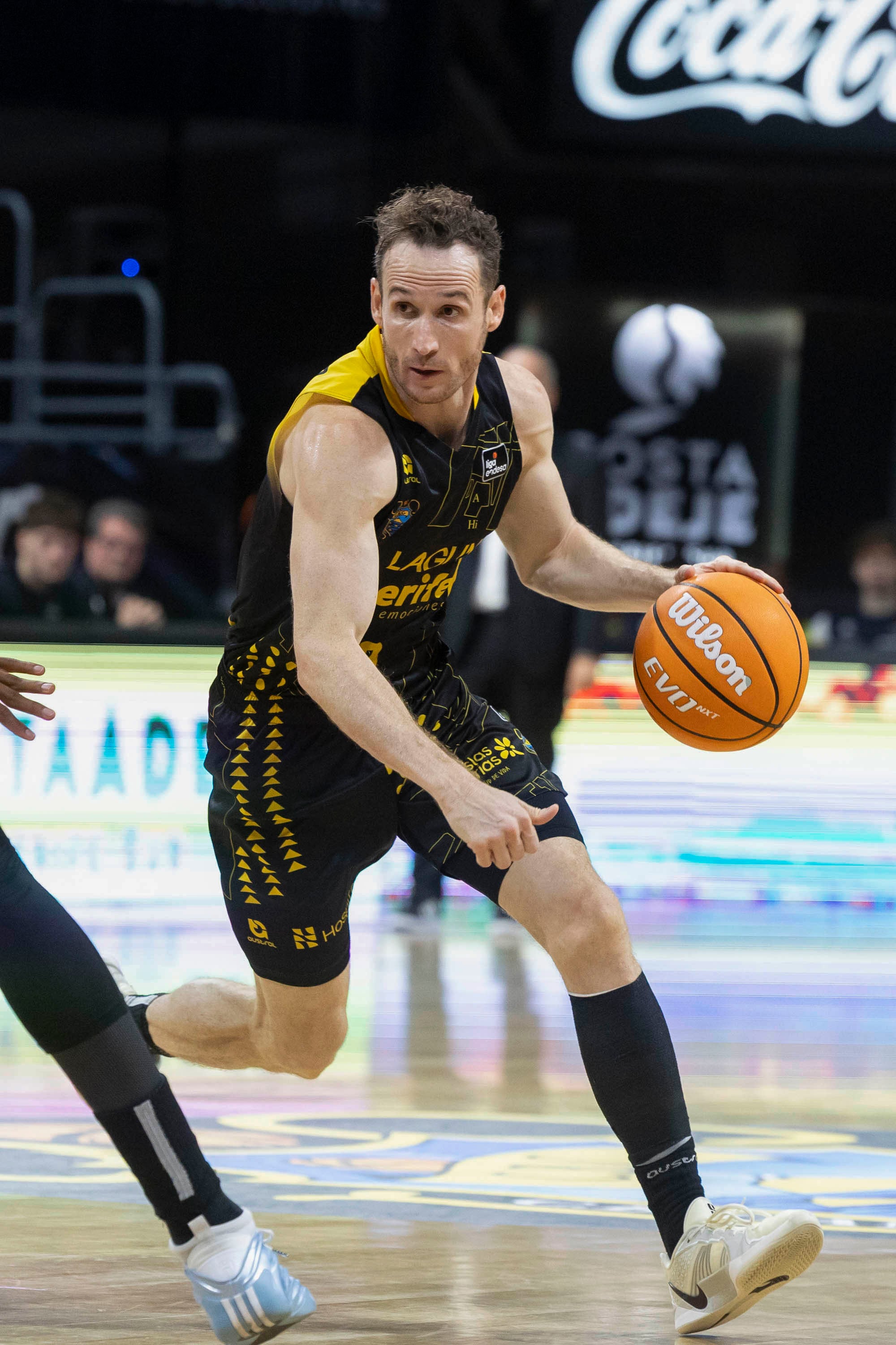 LA LAGUNA, 18/10/2025.- El base de La Laguna Tenerife, Marcelinho Huertas, cumple 600 partidos en ACB, durante el partido de la jornada tres de la liga Endesa que enfrento a ambos equipos este sábado en el pabellón Santiago Martín en La Laguna, (Tenerife). EFE/Miguel Barreto