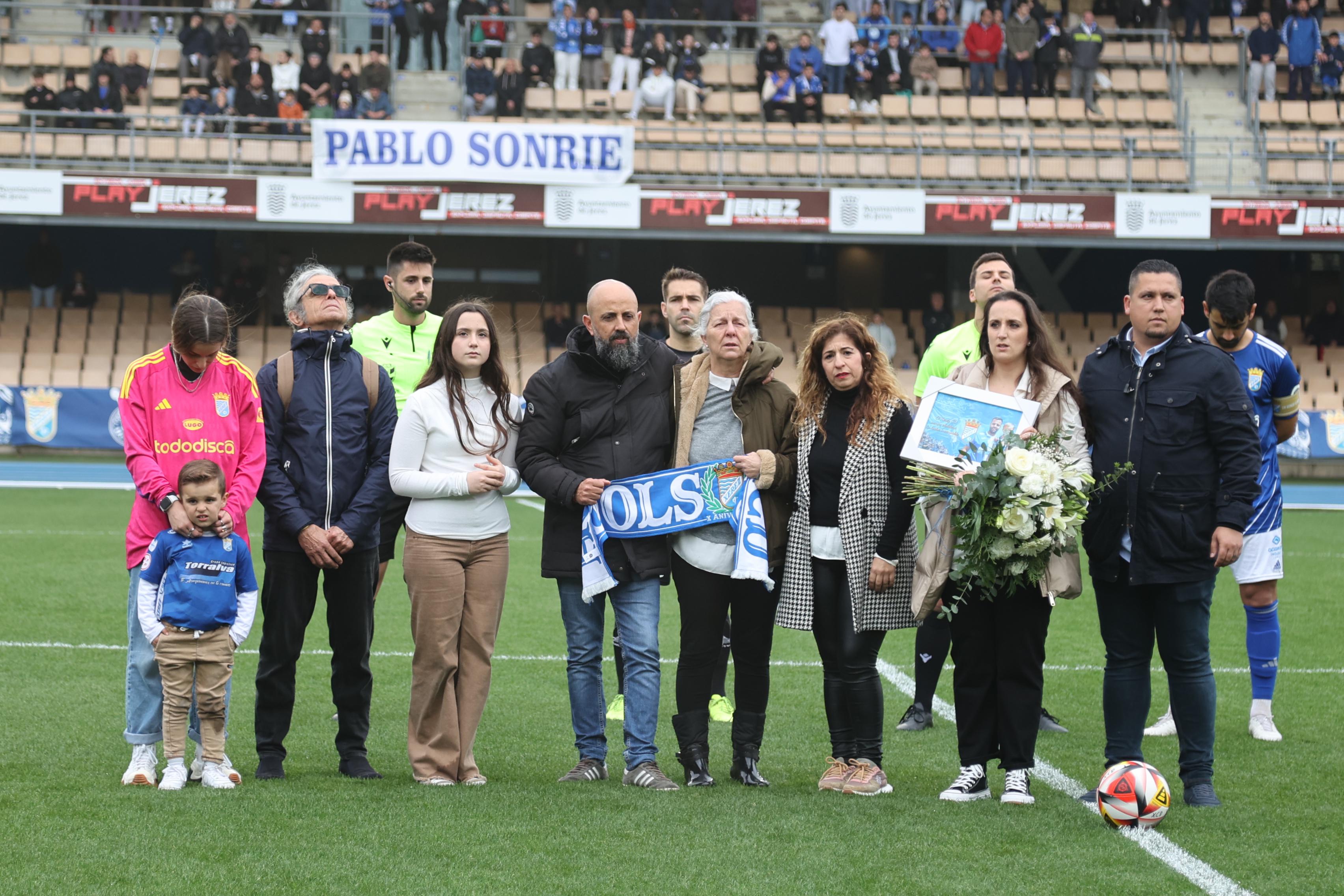 Homenaje antes de empazar el partido a Fabio Padillo