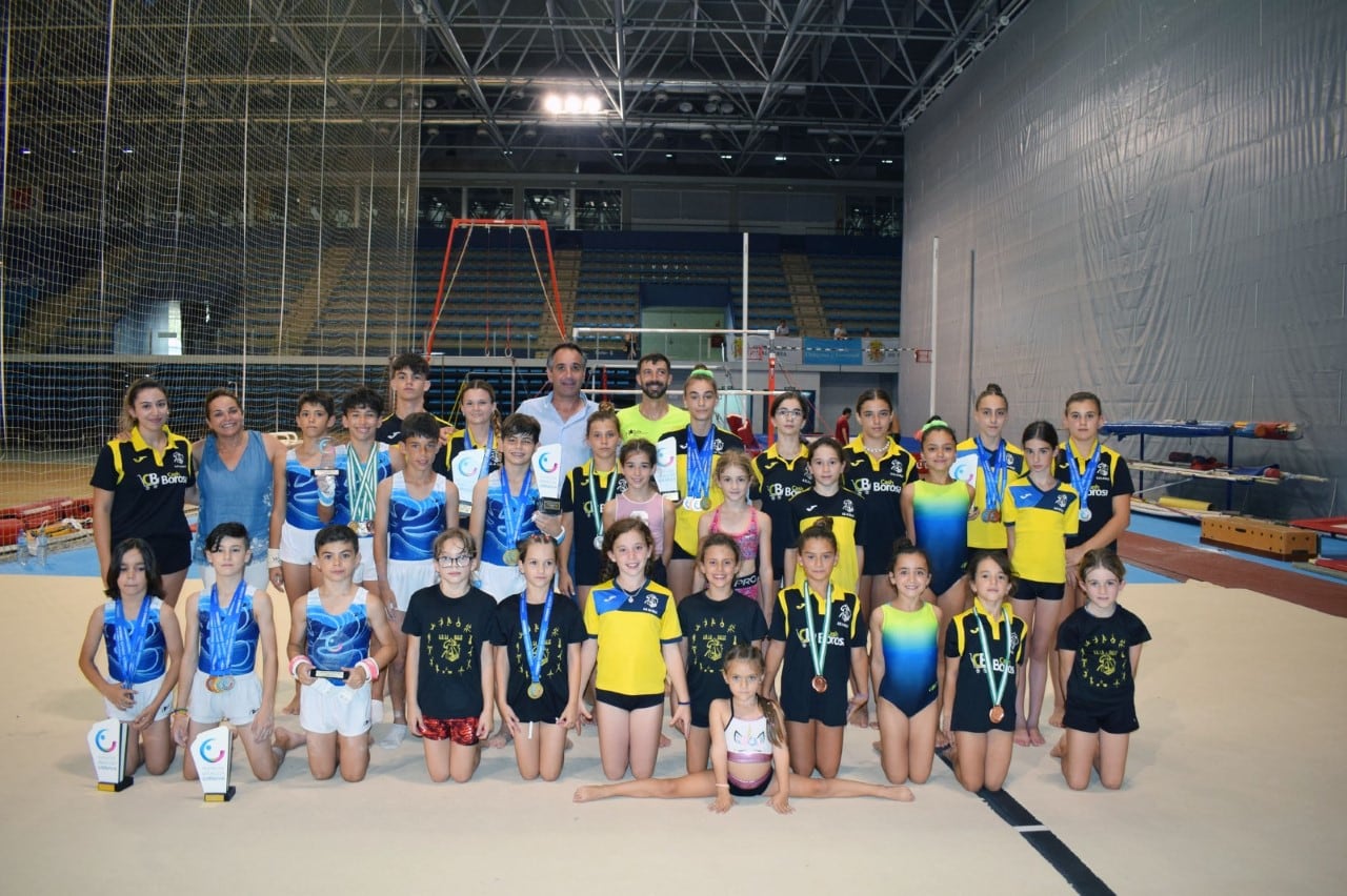 Los gimnastas de La Salle lucen sus medallas.