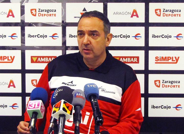 Andreu Casadevall atiende a los medios de comunicación antes de dirigir por primera vez al CAI