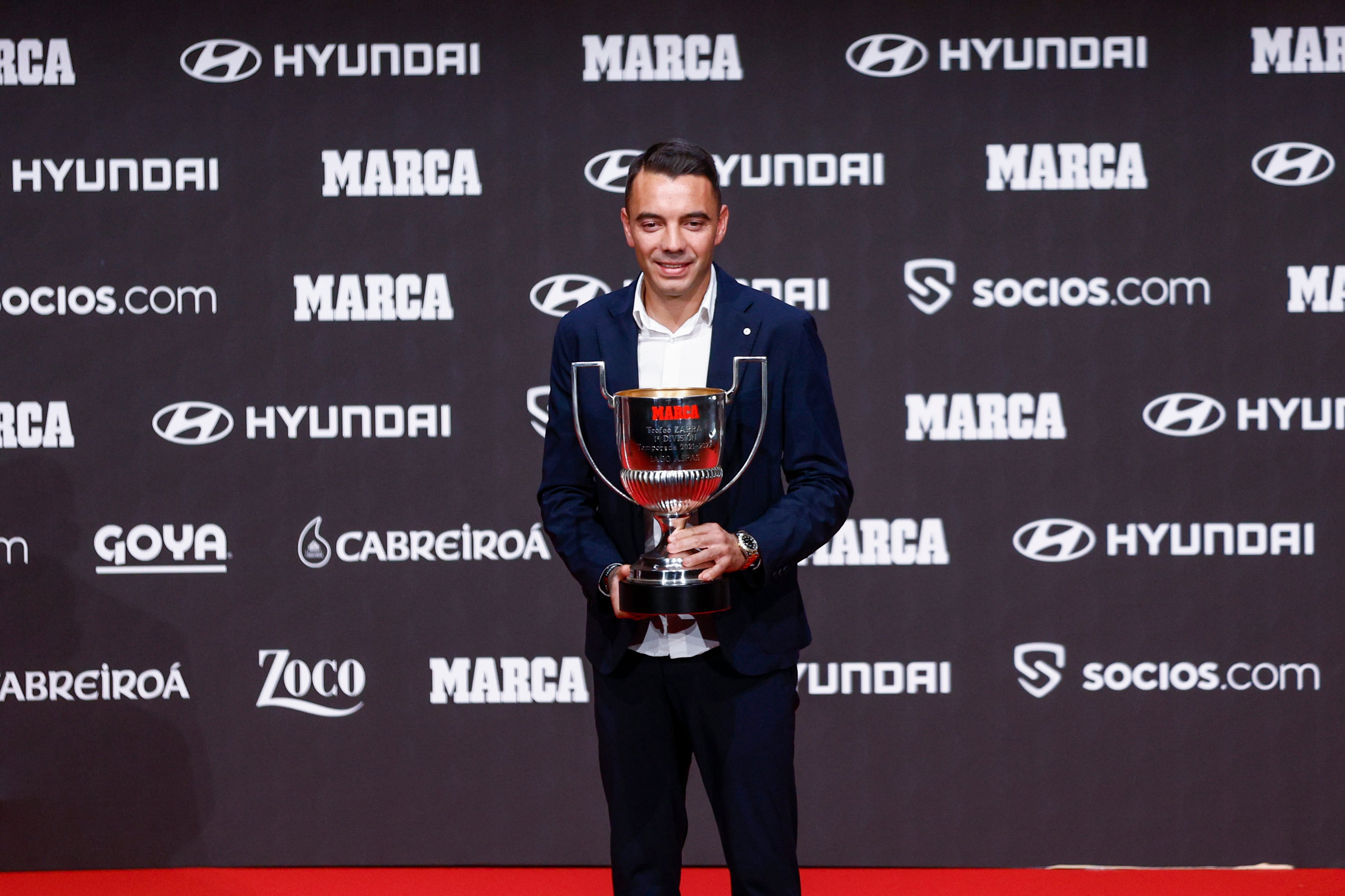 GRAF4429. MADRID, 28/09/2022.- El futbolista Iago Aspas posa con su Trofeo Zarra LaLiga Santander, durante el acto de entrega de los Premios de Fútbol 2021-2022 del diario Marca a los mejores deportistas de LaLiga Santander y LaLiga SmartBank, este miércoles en Madrid. EFE/ Rodrigo Jiménez
