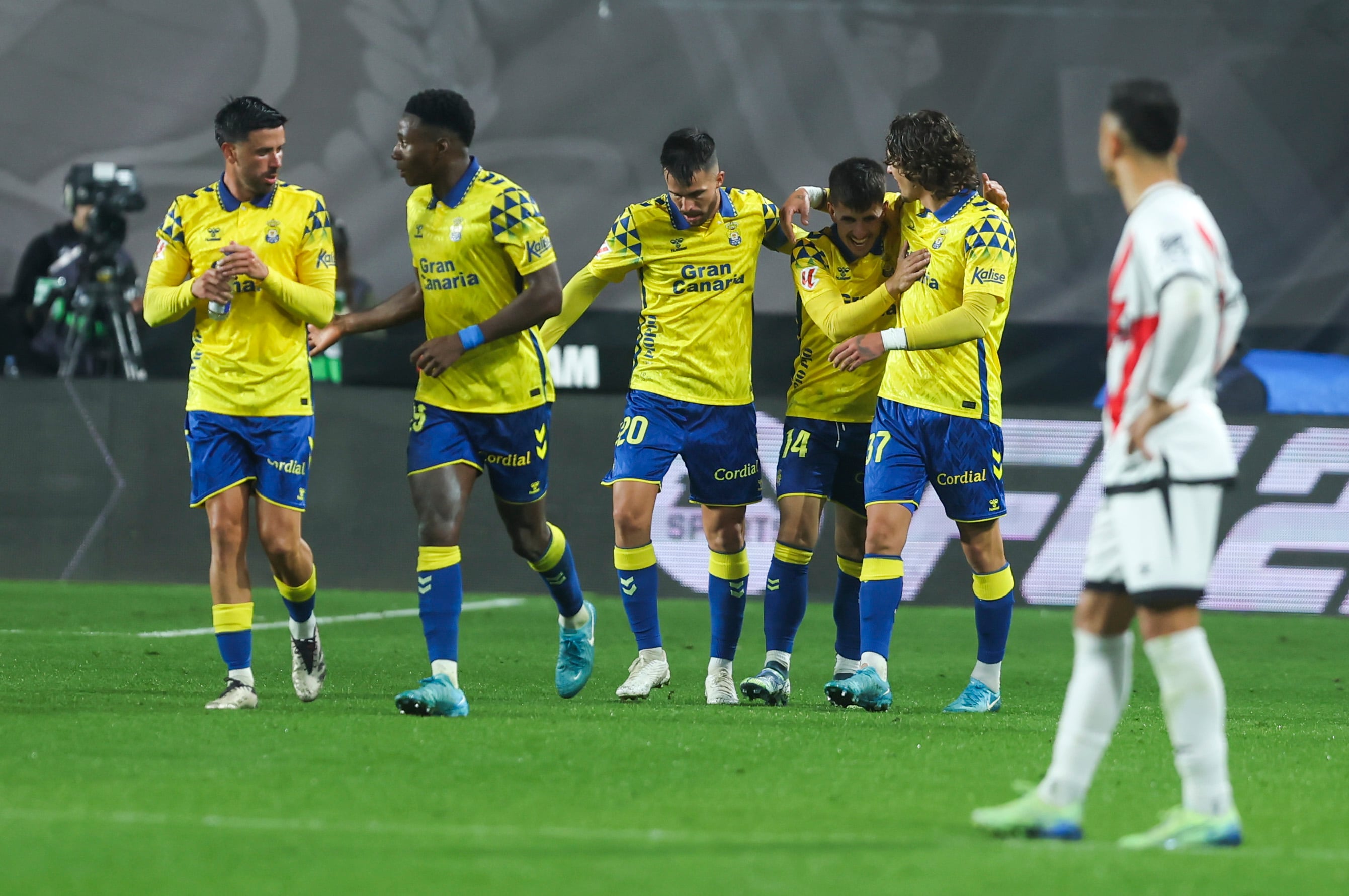 MADRID, 08/11/2024.- El centrocampista de Las Palmas Manuel Fuster (3-d) celebra con sus compañeros tras marcar el tercer gol ante el Rayo, durante el partido de LaLiga que Rayo Vallecano y UD Las Palmas disputan este viernes en el Nuevo Estadio de Vallecas. EFE/Kiko Huesca
