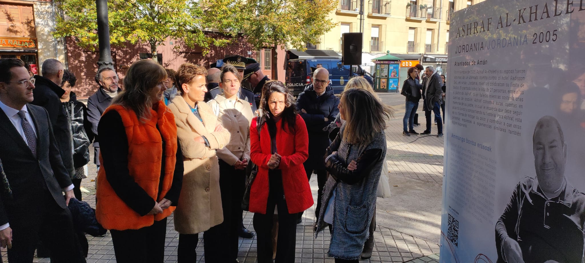 La presidenta del Gobierno de Navarra, María Chivite y la alcaldesa de Pamplona, Cristina Ibarrola, junto a otros cargos públicos, asisten en el paseo de Sarasate de Pamplona a las explicaciones sobre la exposición &#039;Memories&#039; en la que 22 víctimas del terrorismo cuentan sus experiencias.