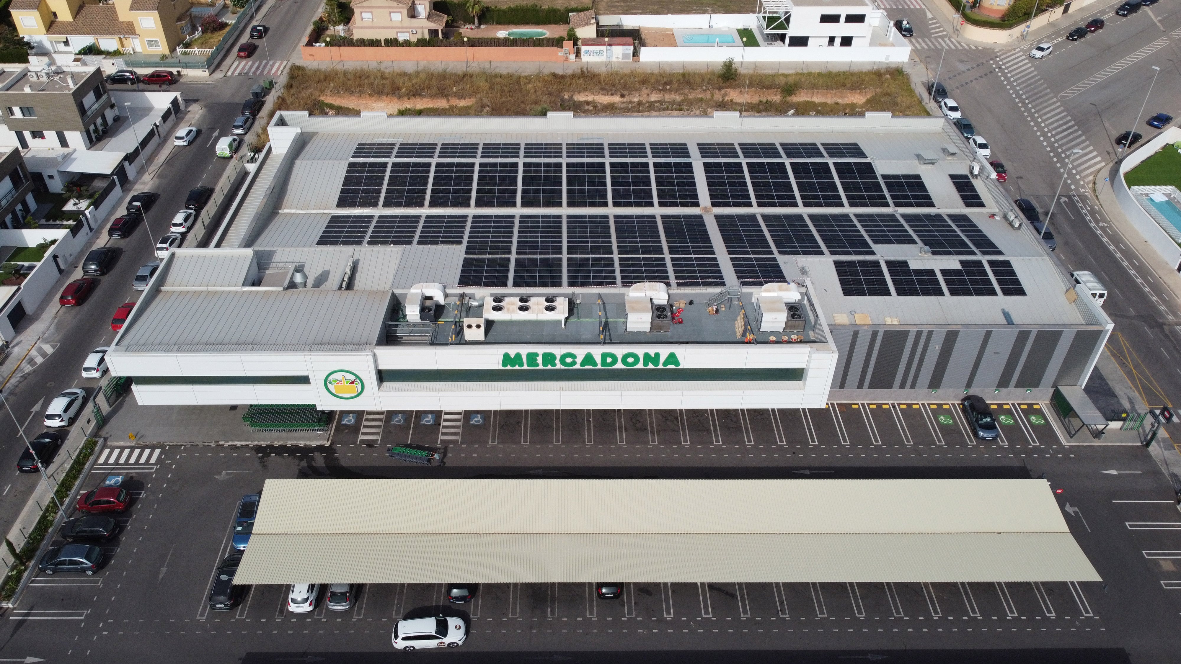 Cubierta de una tienda de Mercadona con paneles solares.