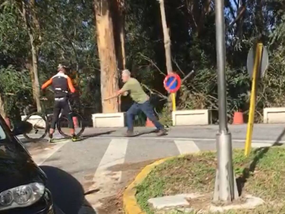 Espeluznante agresión de un camionero a dos ciclistas en Pontevedra