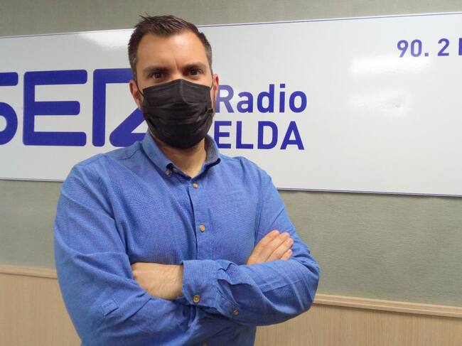 Imagen de archivo de Javier Rivera, concejal de Eu, el estudio de Radio Elda SER