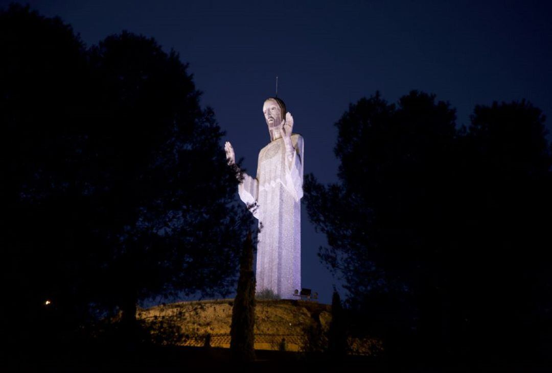 El Cristo del Otero de Palencia se iluminará esta noche de rojo en reconocimiento a Cruz Roja