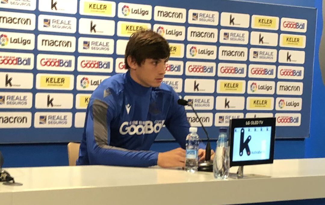 Robin Le Normand atiende a sus compañeros en Zubieta