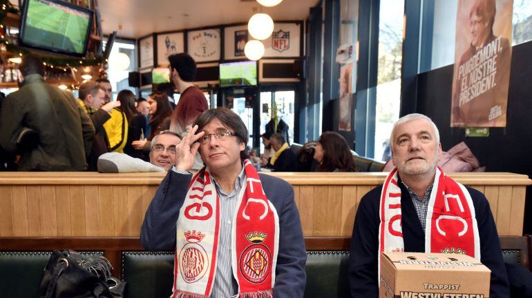 El expresident Carles Puigdemont ve un partido de fútbol en Bruselas. 