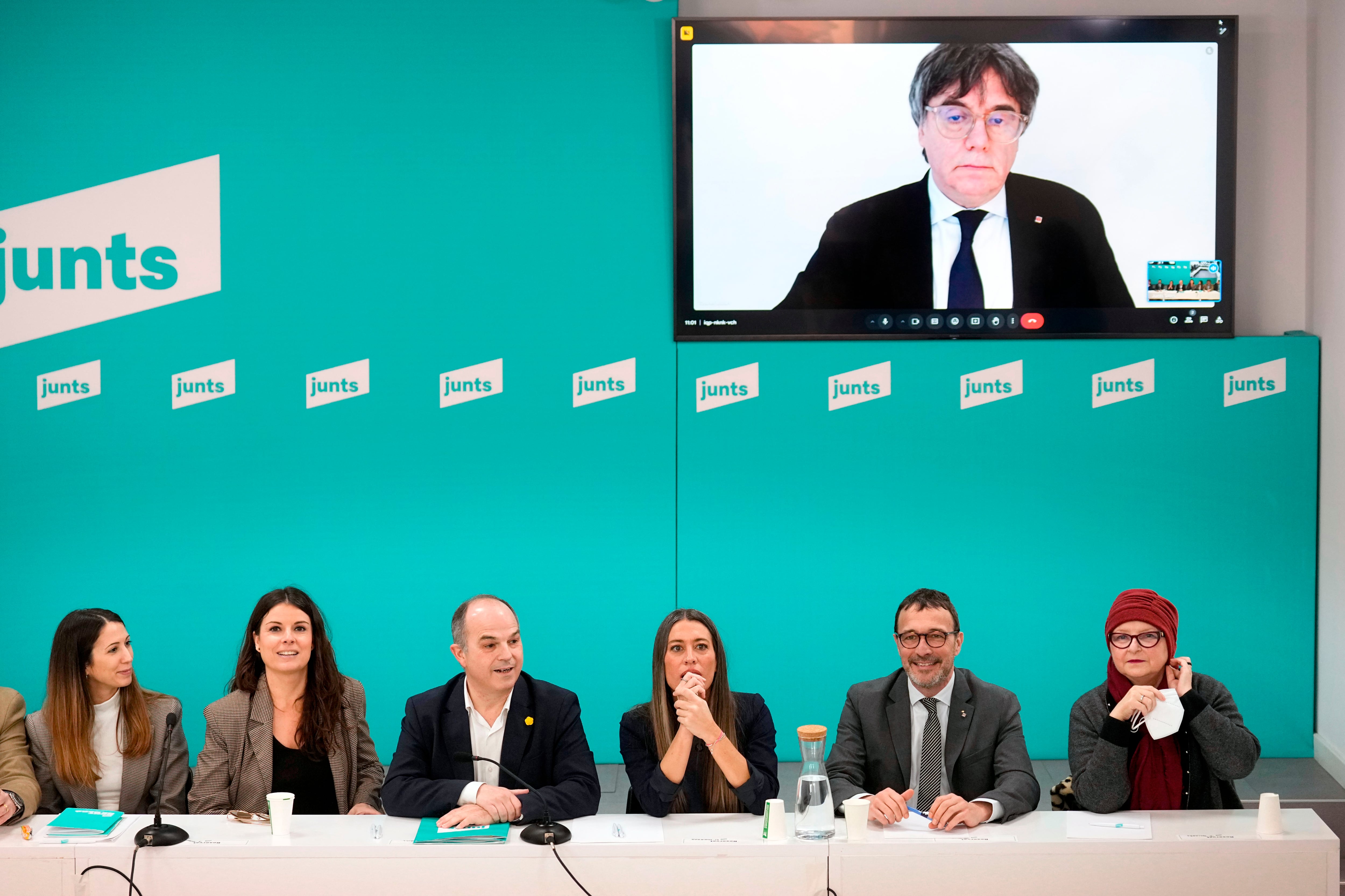 GRAFCAT4288. BARCELONA, 24/02/2025.- El secretario general de Junts, Jordi Turull (3i), junto a la vicepresidenta, Miriam Nogueras (3d), y el portavoz Josep Rius (2d), entre otros, durante la reunión de la ejecutiva nacional del partido que preside Carles Puigdemont (en la pantalla), que se celebra para valorar la petición del verificador internacional para que sea retirada la proposición no de ley de Junts que insta al presidente del Gobierno, Pedro Sánchez, a someterse a una cuestión de confianza, que mañana se debería debatir en el Congreso. EFE/Enric Fontcuberta
