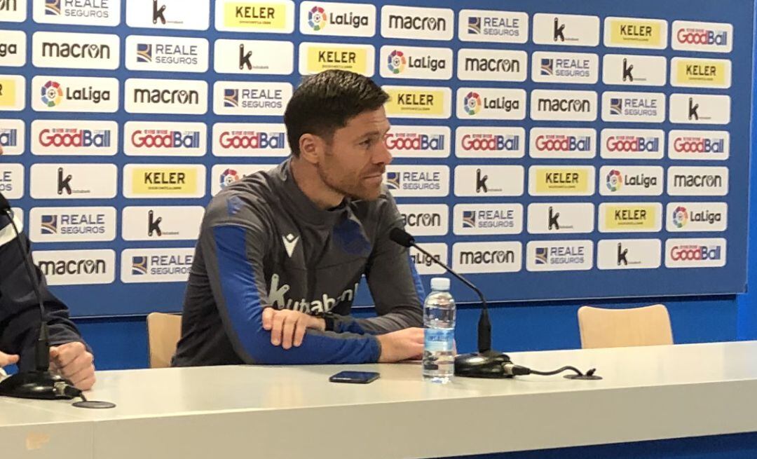 Xabi Alonso comparece en la sala de prensa de Zubieta