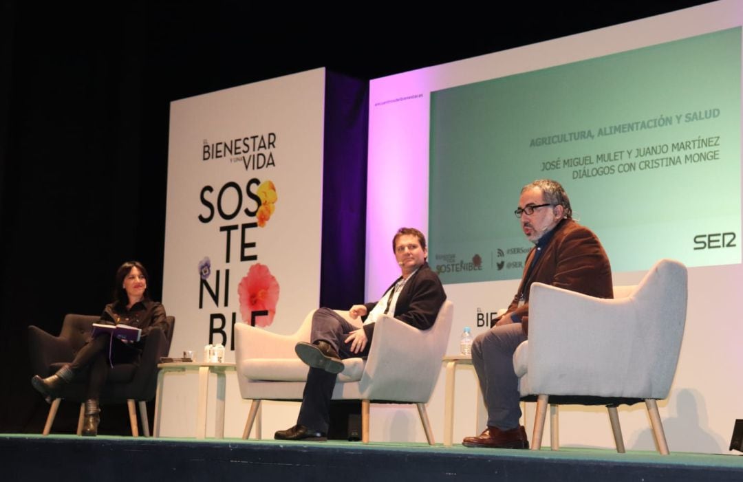 Cristina Monge (izq) José Miguel Mulet (cen)y Juanjo Martínez (dcha) en la primera de las conversaciones de los Encuentros del Bienestar