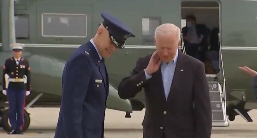 Momento en el que Biden se quita una cigarra del cuello. 