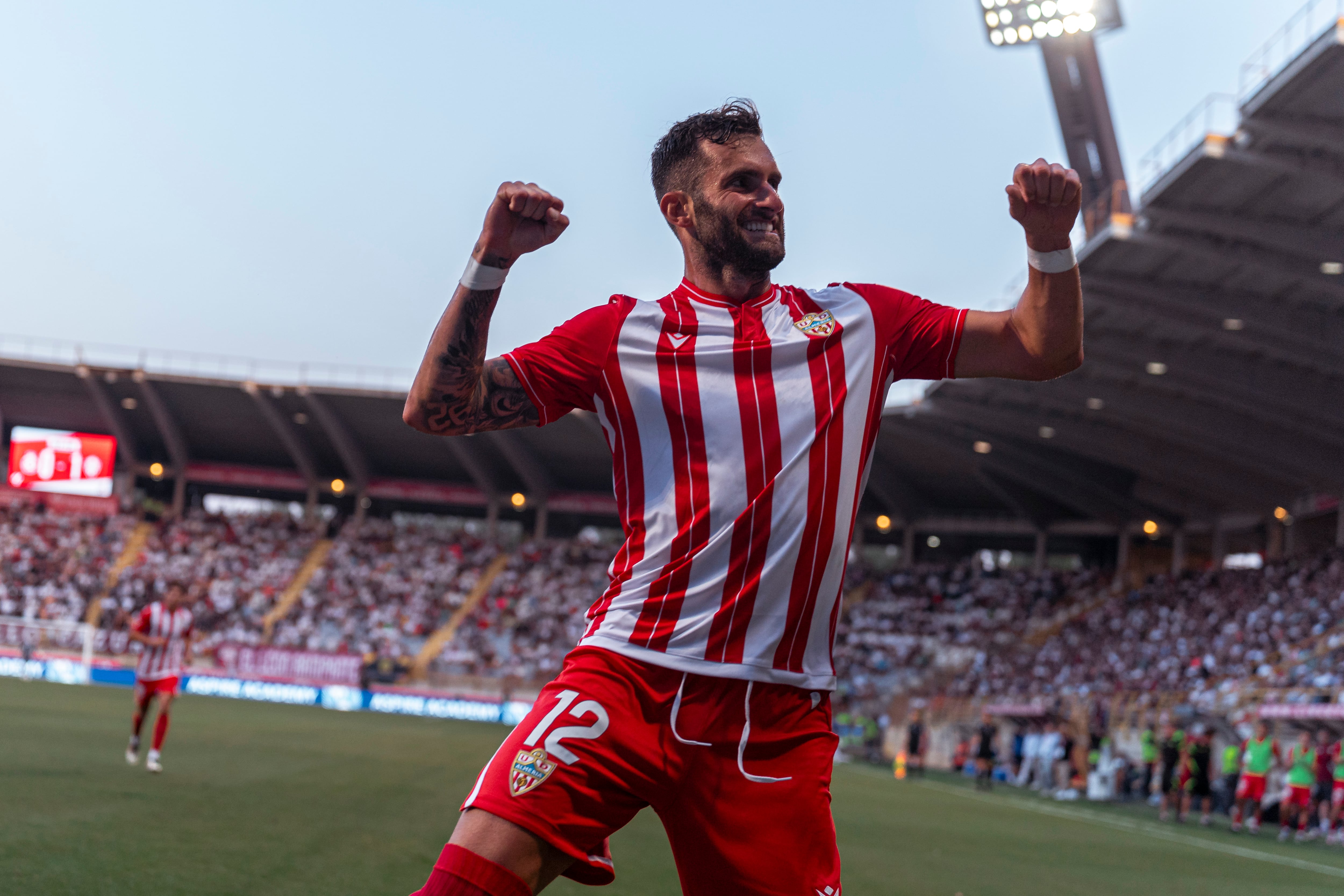 El primer gol del Almería fuera fue de Leo Baptistao en León.