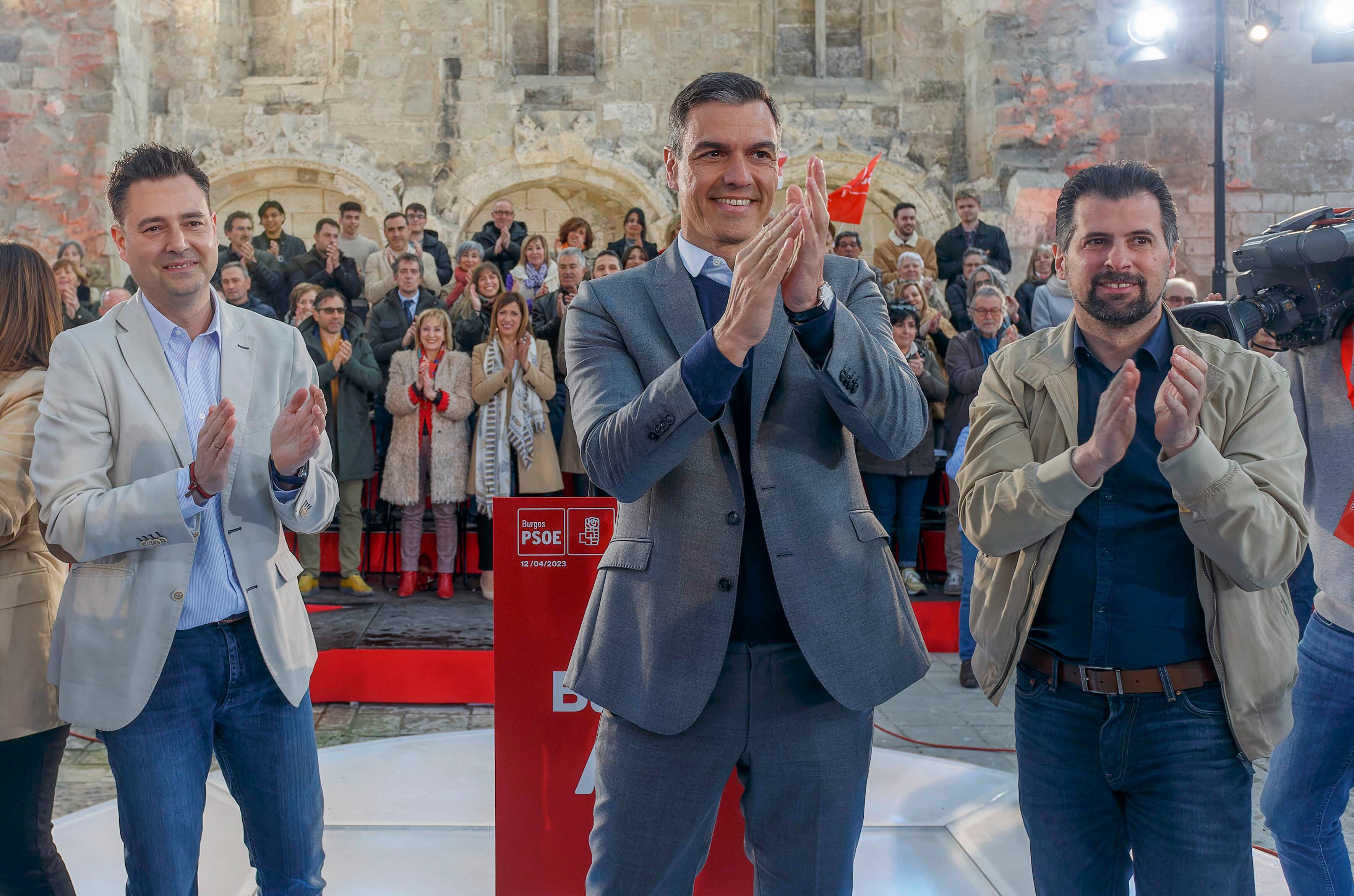 El secretario general del PSOE y presidente del Gobierno, Pedro Sánchez (c), participa en un acto acompañado por el secretario general del PSOE de Castilla y León, Luis Tudanca (d), y el alcalde de Burgos y candidato a la reelección, Daniel de la Rosa (i), este miércoles en Burgos. EFE/Santi Otero