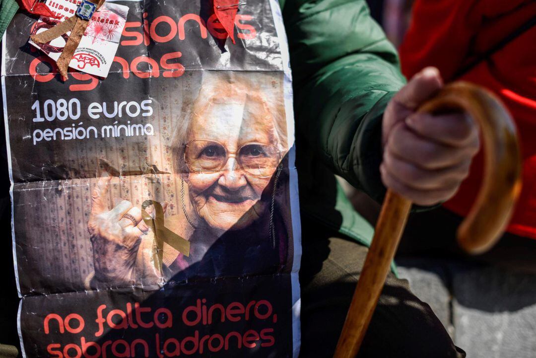 Pensionistas y jubilados vizcaínos han vuelto a concentrarse este lunes ante el Ayuntamiento de Bilbao en demanda de pensiones &quot;dignas&quot;, de 1.080 euros al mes como mínimo.