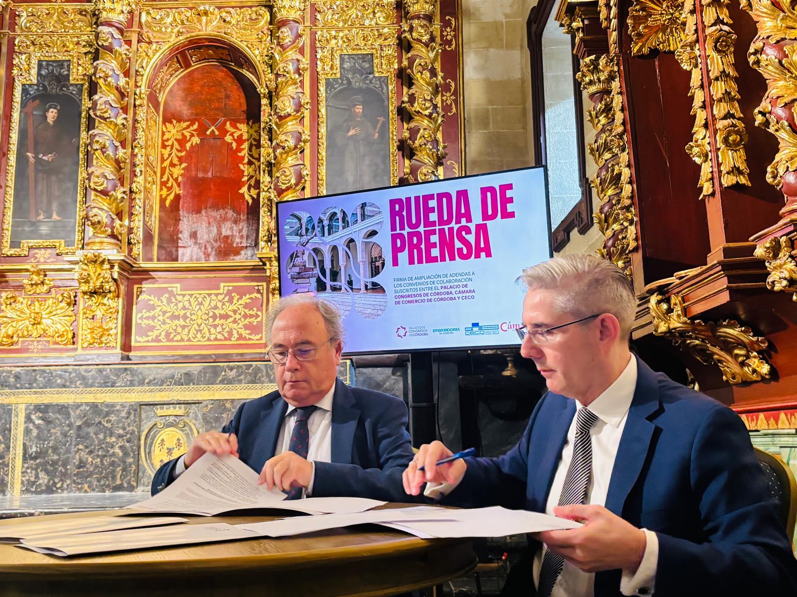 El concesionario del Palacio de Congresos de Córdoba, Juan Salado, junto al presidente de CECO, Antonio Díaz, firmando un convenio de colaboración entre ambas entidades