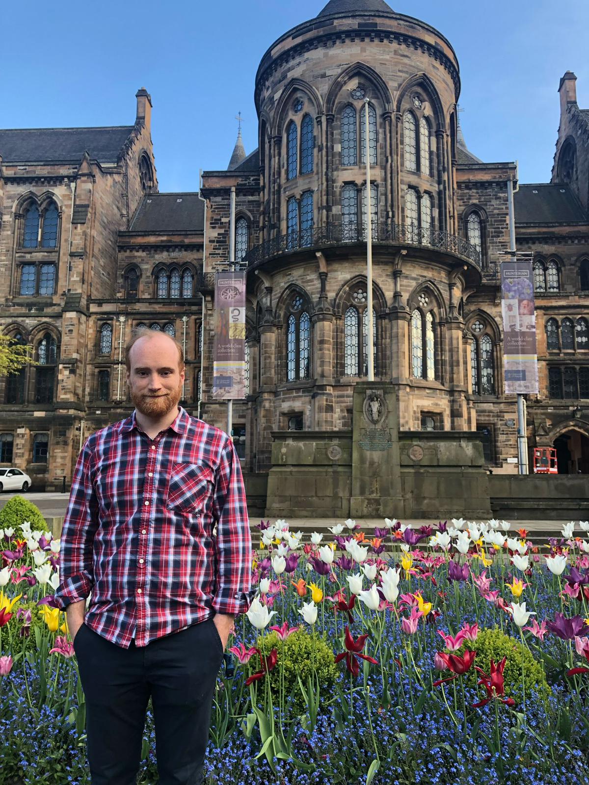 Mario en la sede de la Universidad de Glasgow