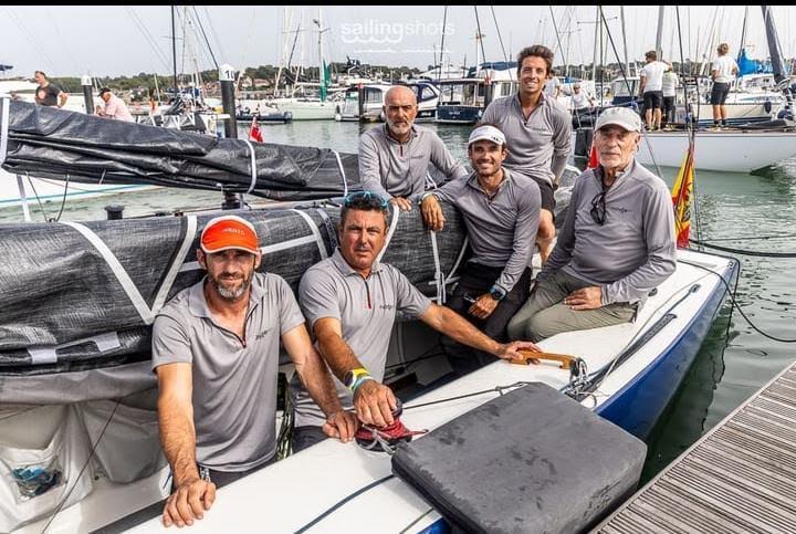 Regatistas del Club de Mar de Almería firman un sexto puesto en el Mundial de Veleros 6MR de Cowes.