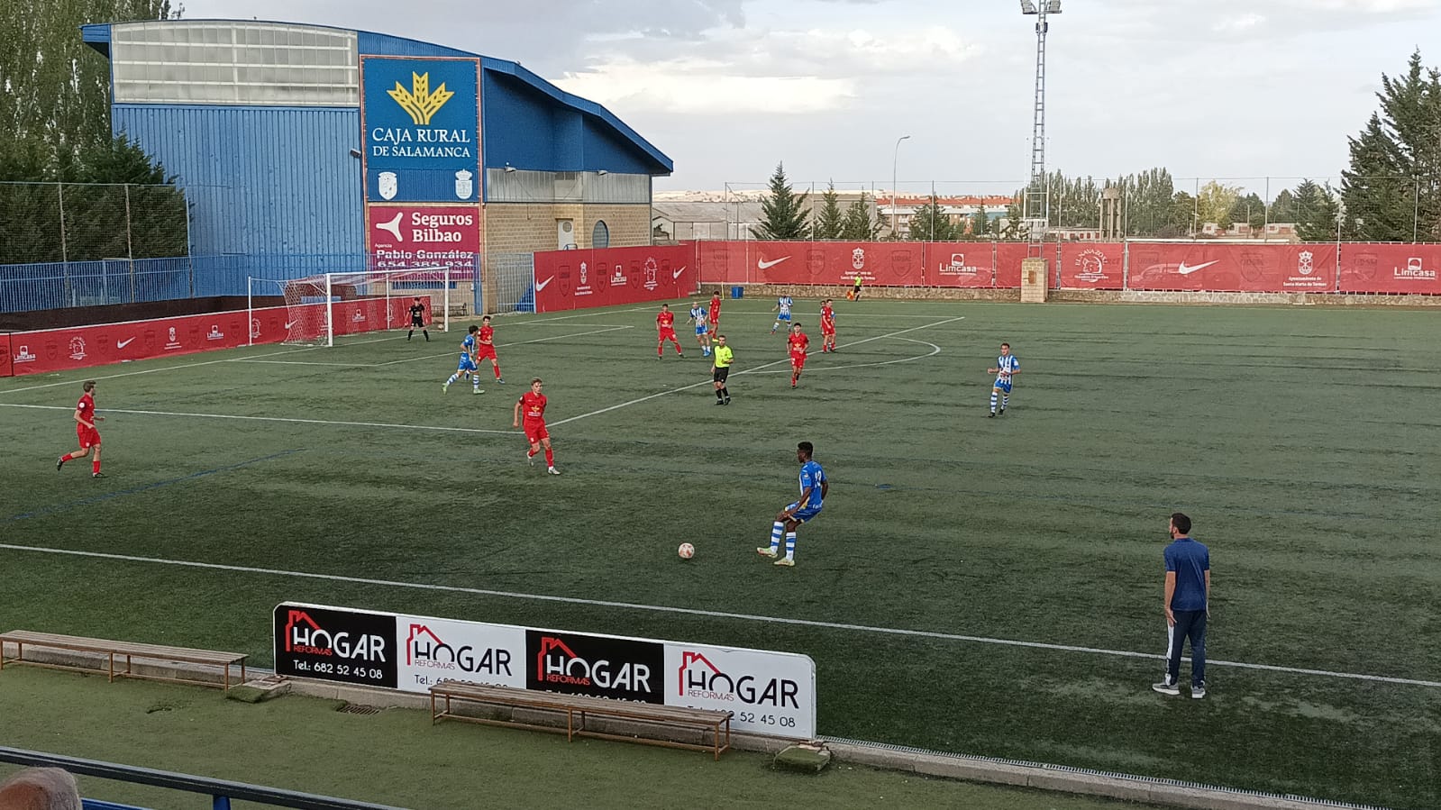 Una acción de ataque de la Arandina en el Alfonso San Casto ante la UD Santa Marta