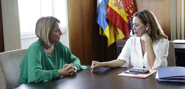 Noemí Santana, consejera de Derechos Sociales del Gobierno de Canarias, junto a María Dolores Corujo, presidenta del Cabildo de Lanzarote.