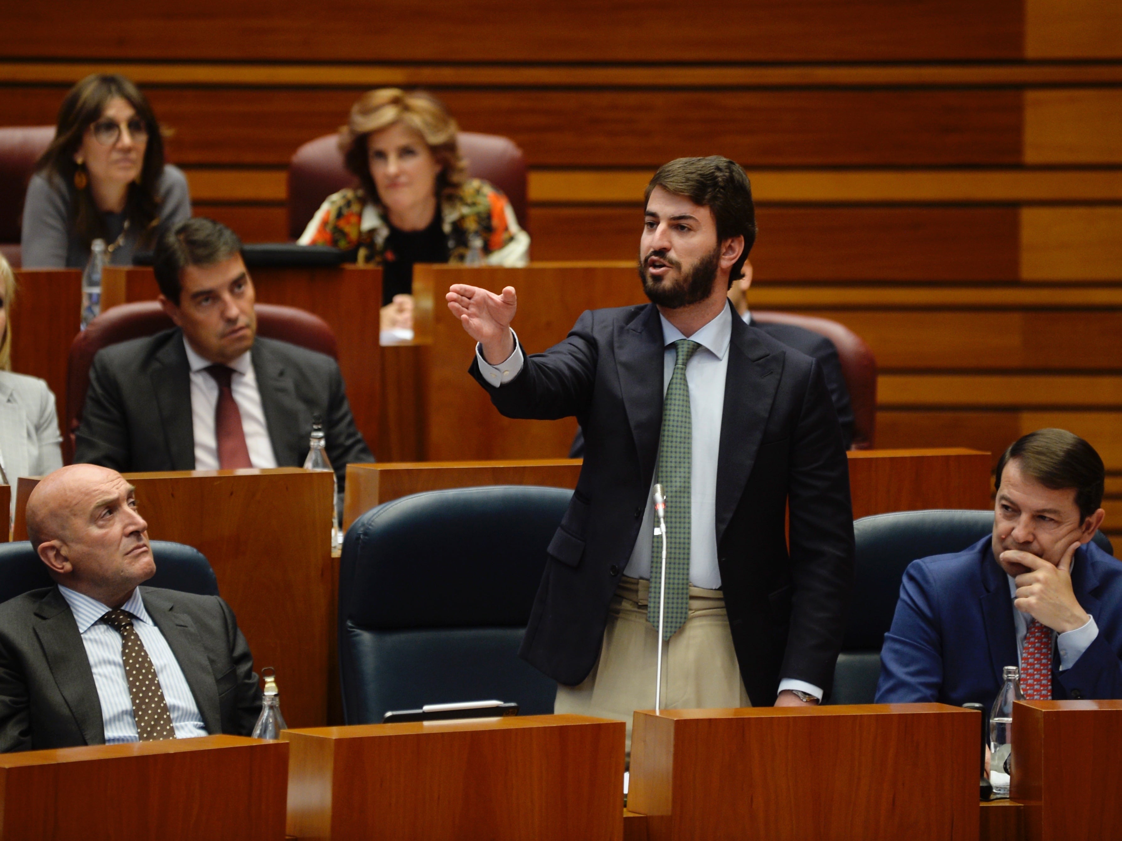 El vicepresidente de la Junta de Castilla y León, Juan García Gallardo (c), durante la sesión plenaria celebrada esta martes en el parlamento regional