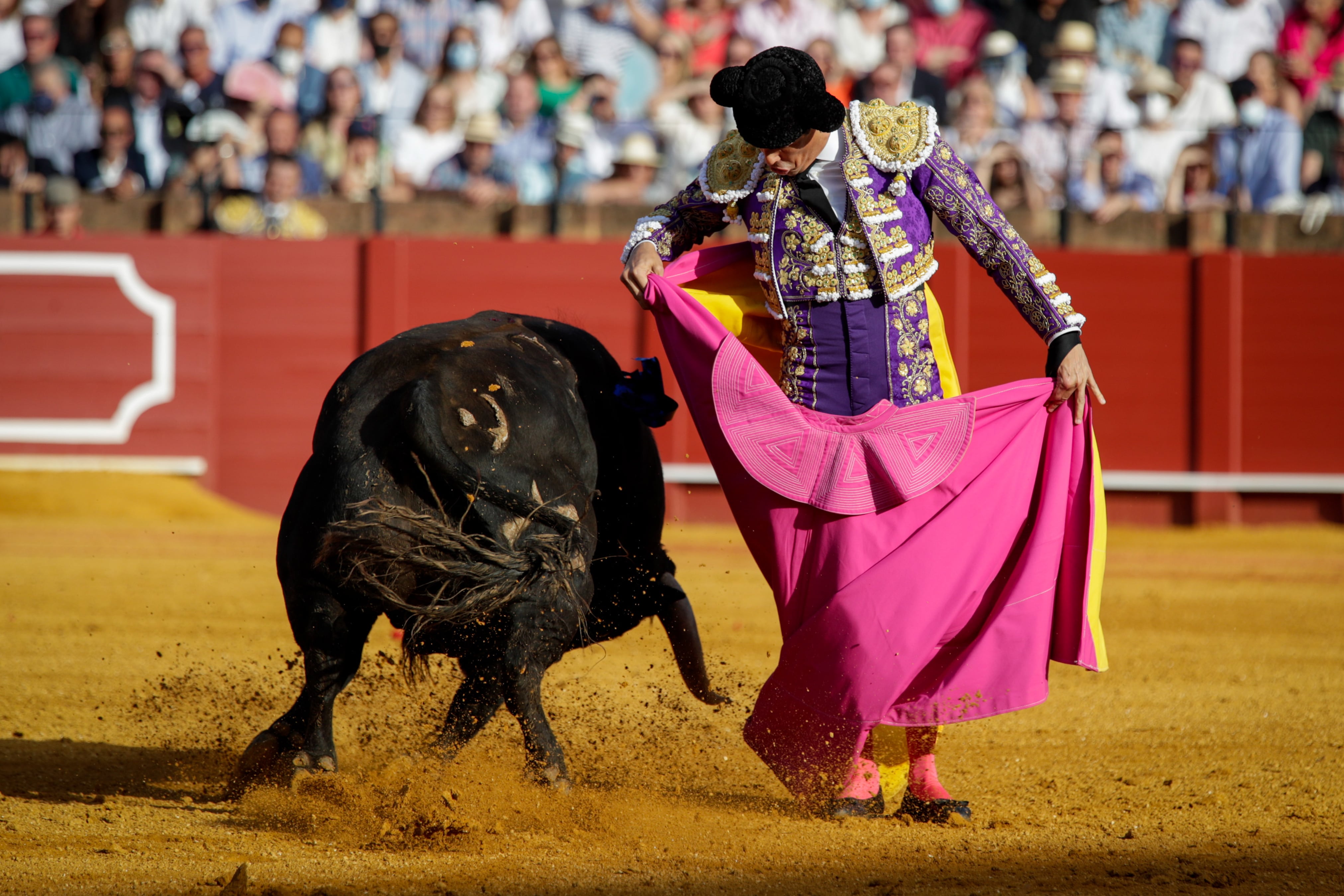 SEVILLA, 29/04/2022.- El diestro Jose Mari Manzanares durante la faena al primer toro de la tarde en la cuarta corrida de abono de la Feria de Abril de Sevilla hoy viernes en la plaza de la Real Maestranza. EFE/ Julio Muñoz
