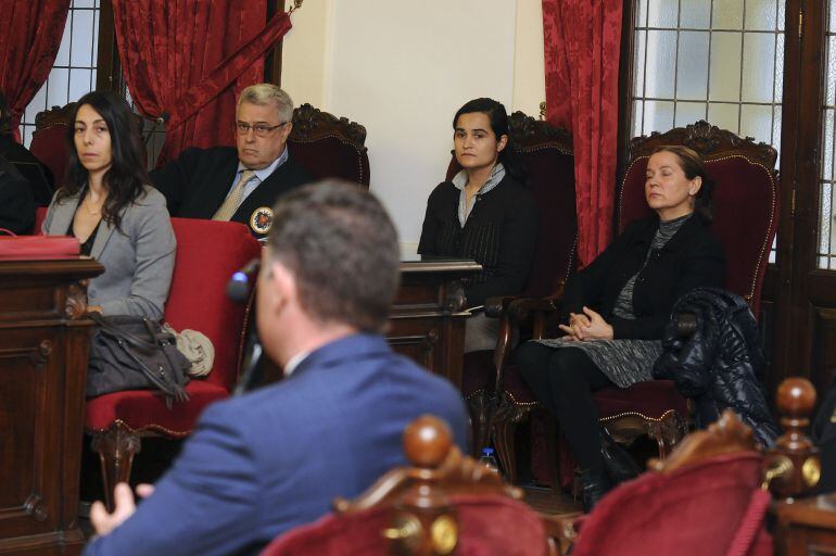 Monserrat González (d), autora confesa del crimen de la presidenta de la Diputación de León, Isabel Carrasco, que murió tiroteada el 12 de mayo de 2014, junto a las otras dos acusadas, su hija Triana Martínez (2d) y la policía local Raquel Gago (i), duran