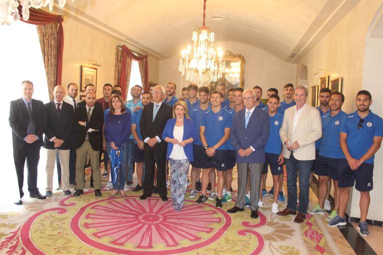 Jugadores, técnicos y directivos en la recepción municipal 