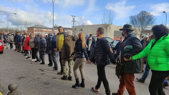 Cogidos de la mando rodeando el centro hospitalario