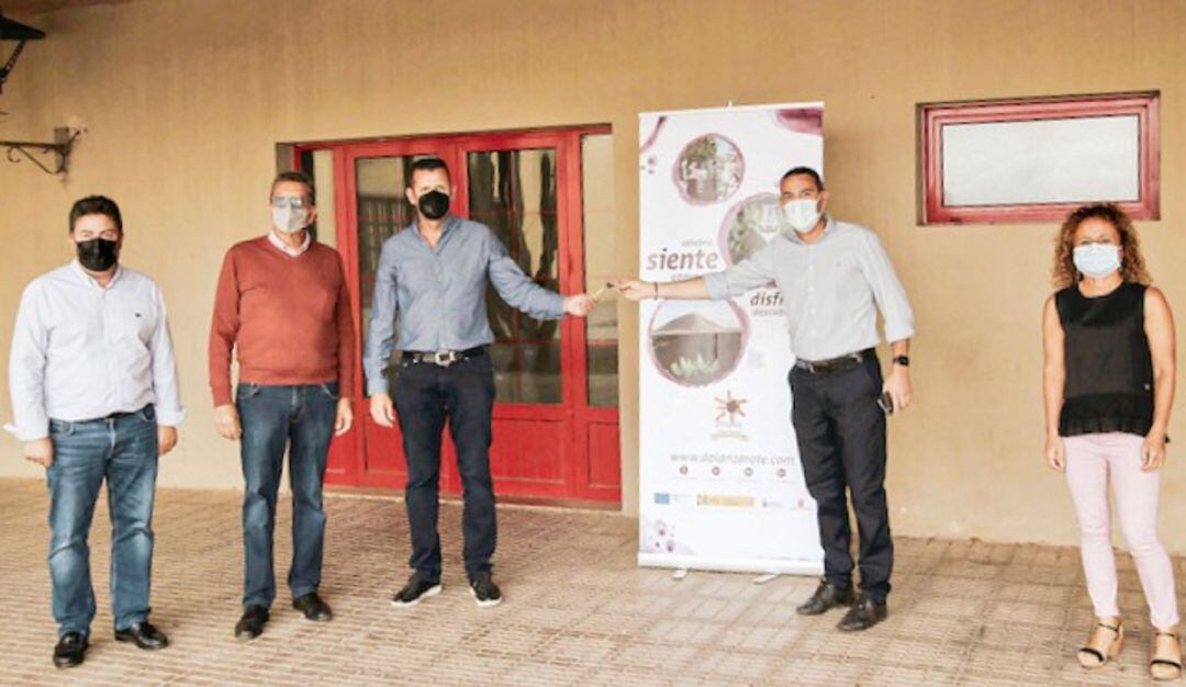 Oswaldo Betancort, alcalde de Teguise, entrega las llaves a Víctor Díaz, presidente del Consejo Regulador de la Denominación de Origen &quot;Vinos de Lanzarote&quot;.