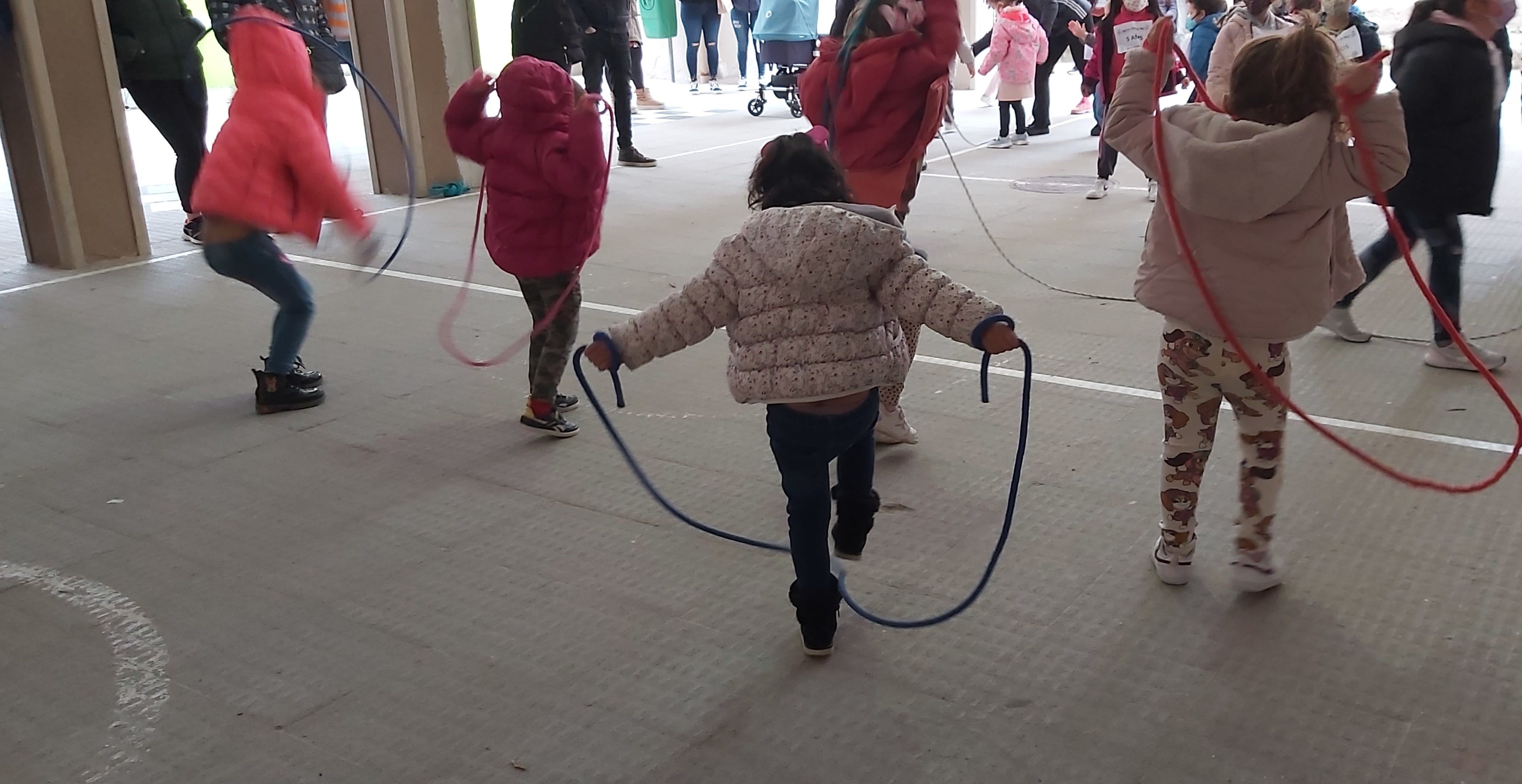 Niños saltando en el Domingo de Soto dentro de la iniciativa solidaria &quot;Salto por la paz&quot;