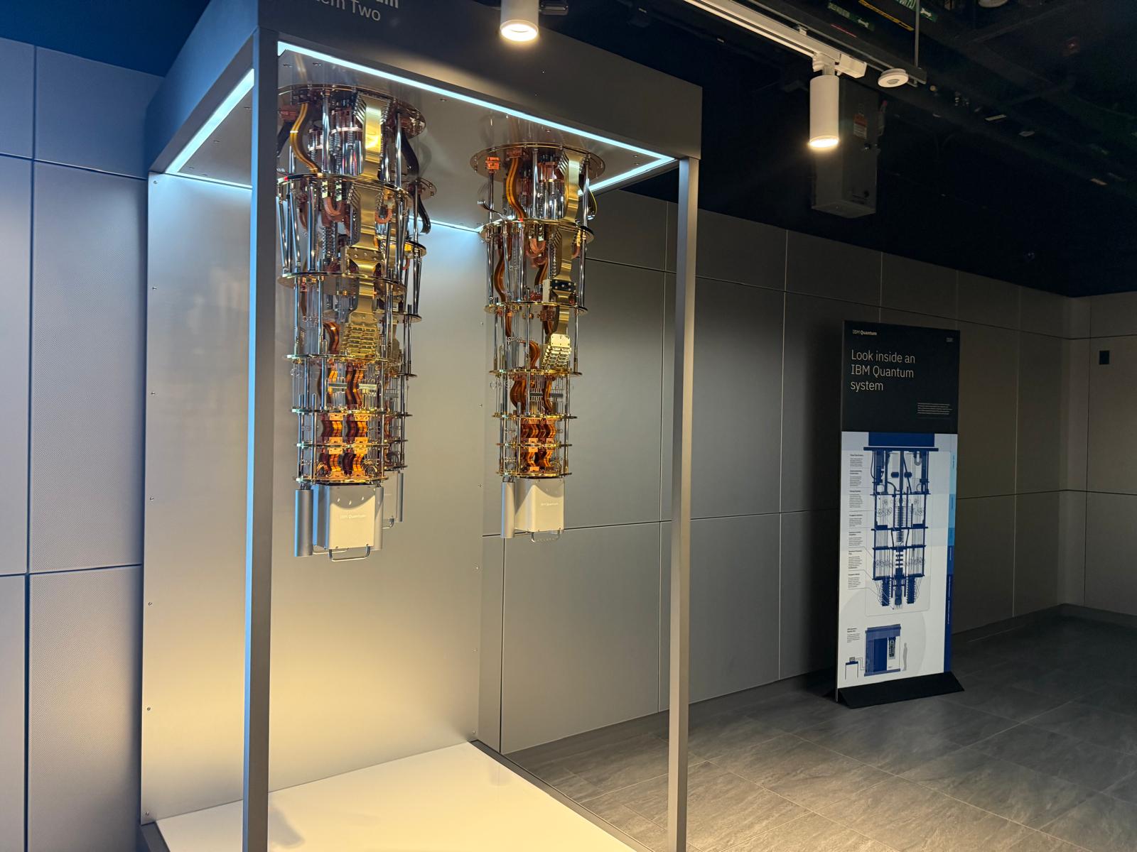 Estructura expositiva del IBM Quantum System Two, con dos unidades del sistema de refrigeración criogénica.