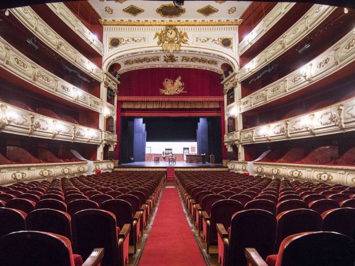 Entrevista a la presidenta de AVETID, Mª Angeles Fayos en Hoy x Hoy Locos por Valencia, sobre la afectación en el sector de las artes escénicas por las últimas medidas sanitarias