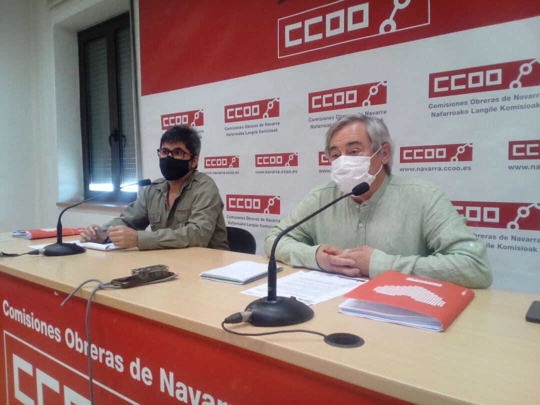 Cecilio Aperte, responsable de la Federación de Servicios a la Ciudadanía de CCOO en Navarra, en primer plano.