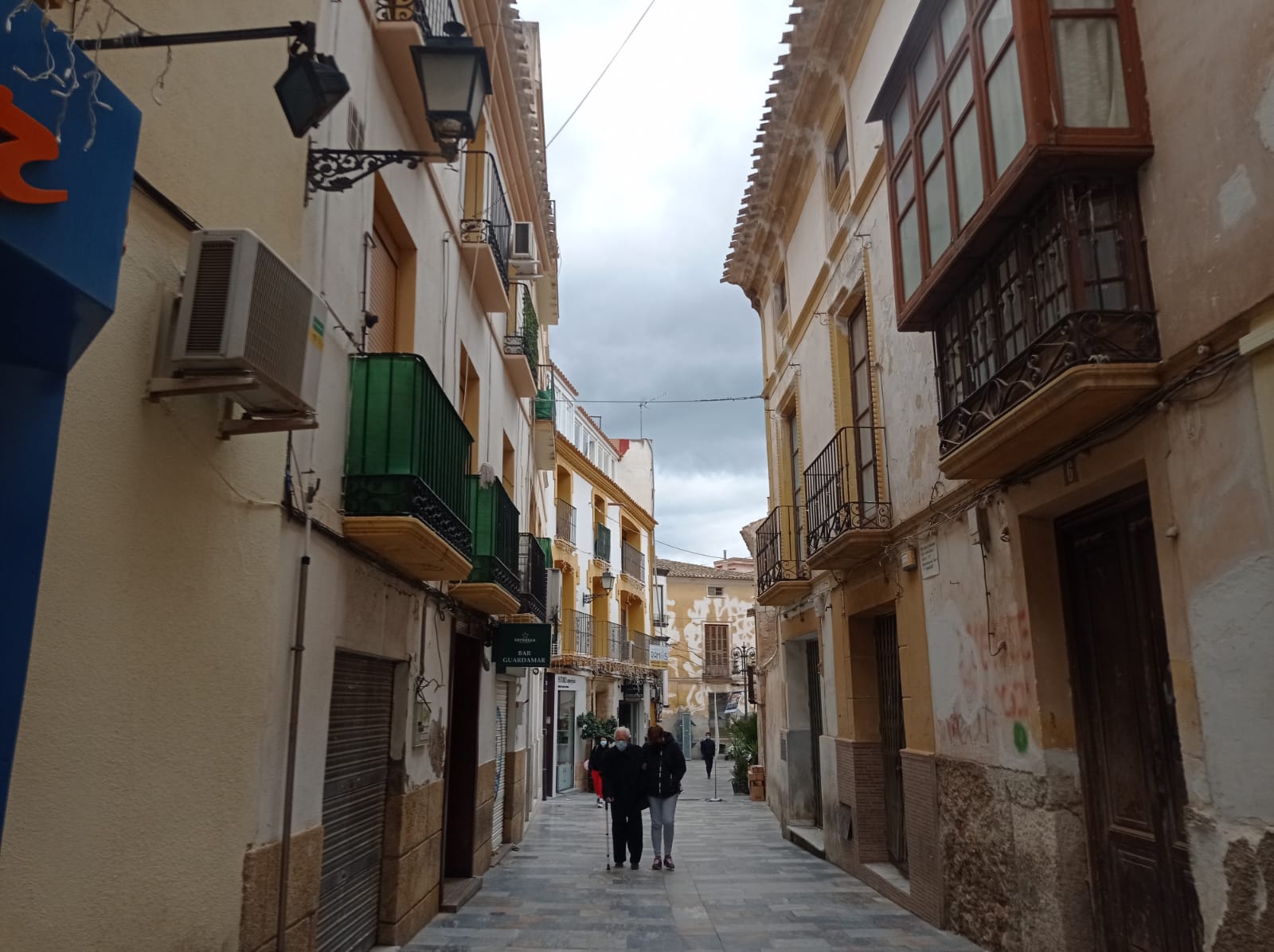 Gente con mascarilla por las calles de Lorca