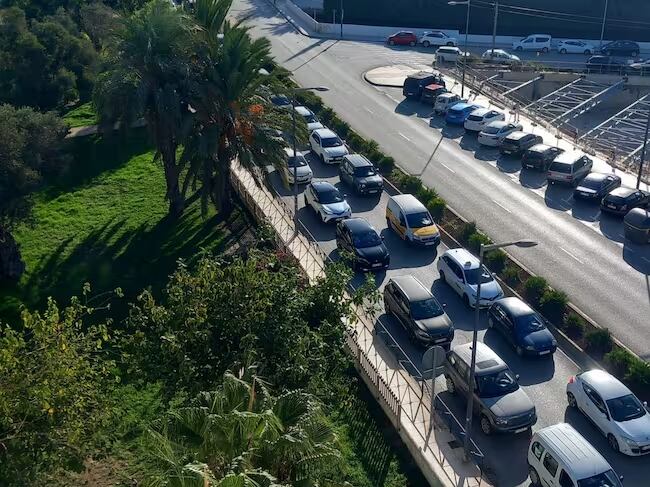 Caravana de coches en Ibiza