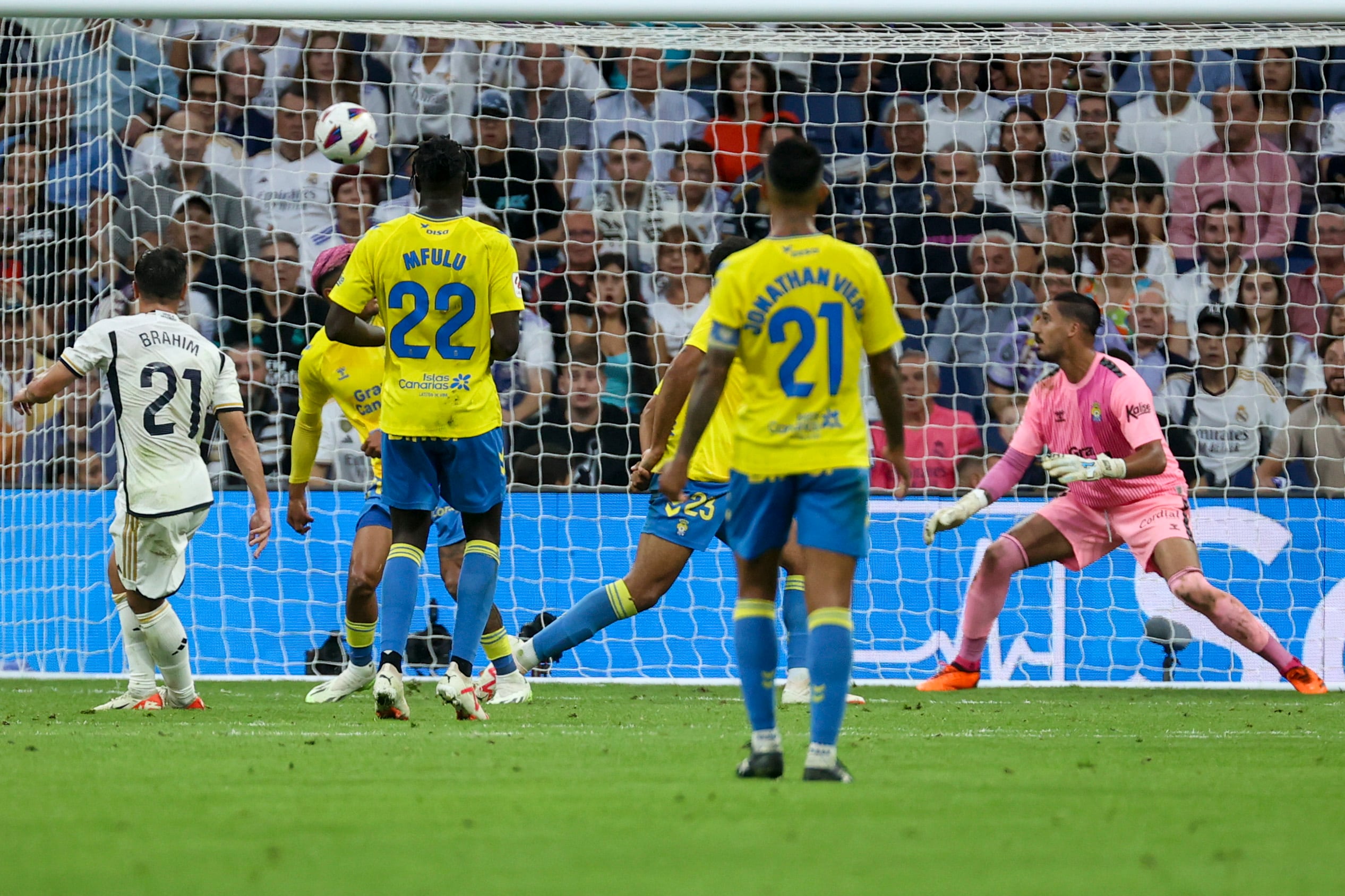 MADRID, 27/09/2023.- El centrocampista del Real Madrid Brahím Díaz (i) consigue el primer gol de su equipo durante el encuentro de la jornada 7 de LaLiga EA Sports entre el Real Madrid y la UD Las Palmas en el Estadio Santiago Bernabéu, este miércoles en Madrid. EFE/Kiko Huesca
