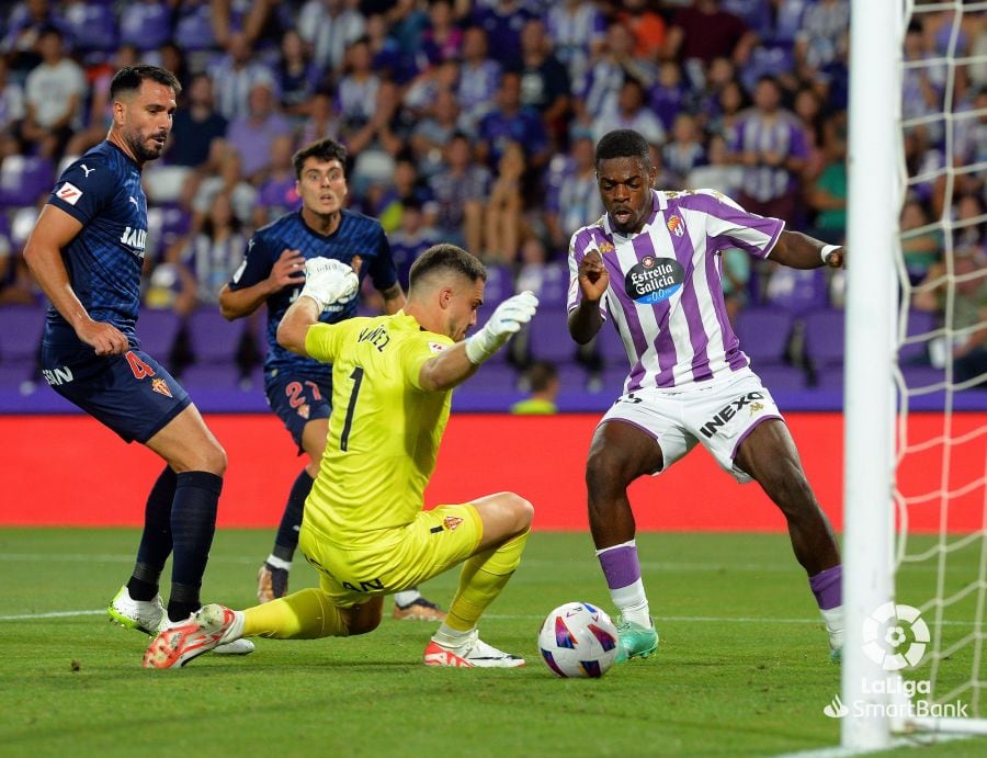 Momento en el que Cedric consigue el 1-0 para el Real Valladolid contra el Sporting.