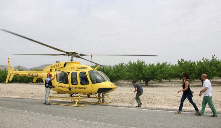 GRA203. CIEZA (MURCIA), 08/08/2015.- La consejera de Presidencia, María Dolores Pagán (2ªd), junto al alcalde de Cieza, Pascual Lucas, y el director general de Seguridad Ciudadana y Emergencias, Manuel Durán, sobrevolaron la zona afectada por los incendios que han arrasado 356 hectáreas en la Sierra de la Palera y 50 hectáreas en la Sierra del Almorchón, ambas en Cieza. EFE/CC.AA. Murcia