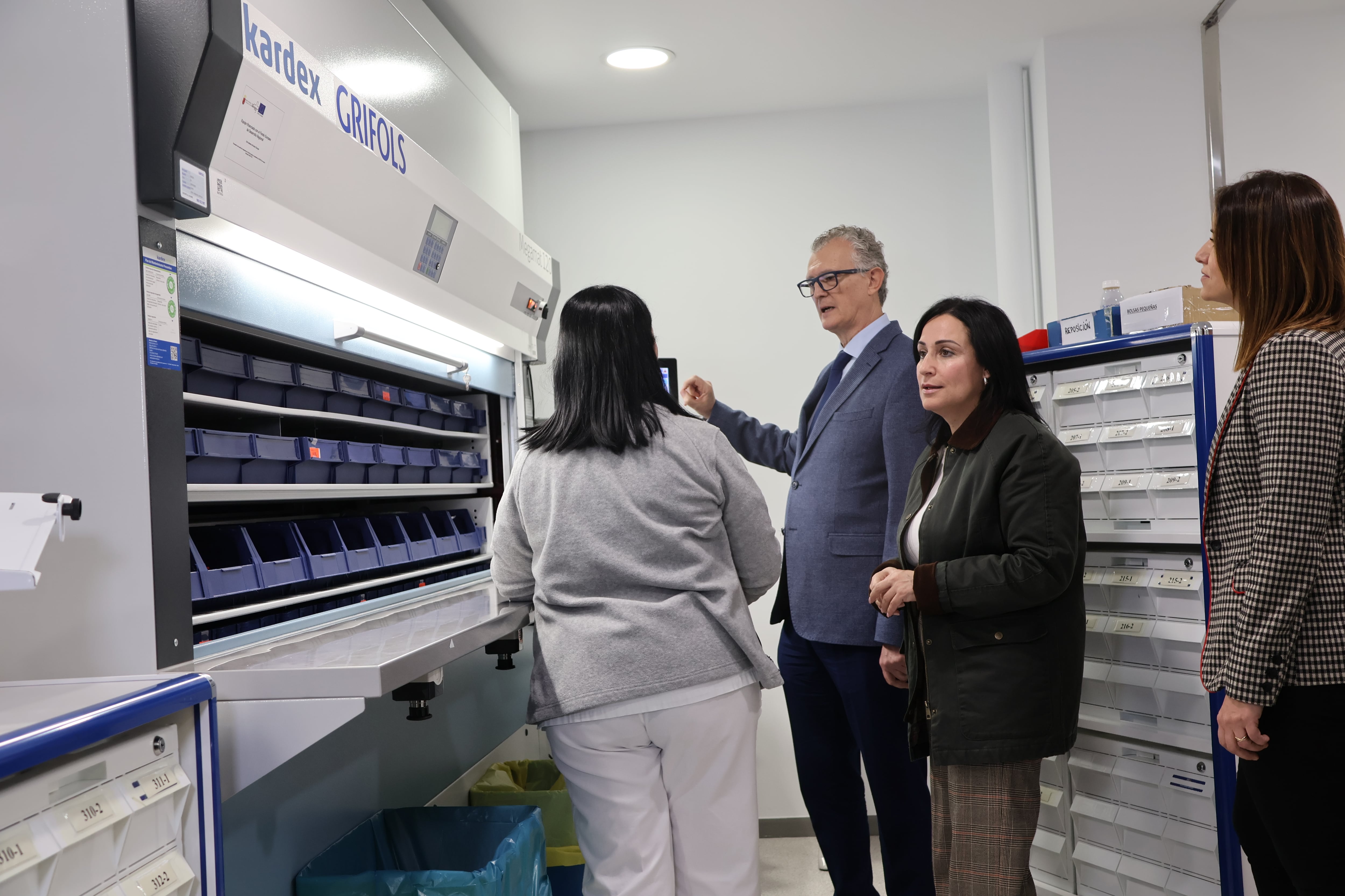 El consejero de Sanidad y la alcaldesa de Yecla duran te la visita al Servicio de Farmacia Hospitalaria del Hospital de “Virgen del Castillo”