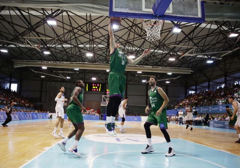 Nedovic captura un rebote en su primer partido de pretemporada