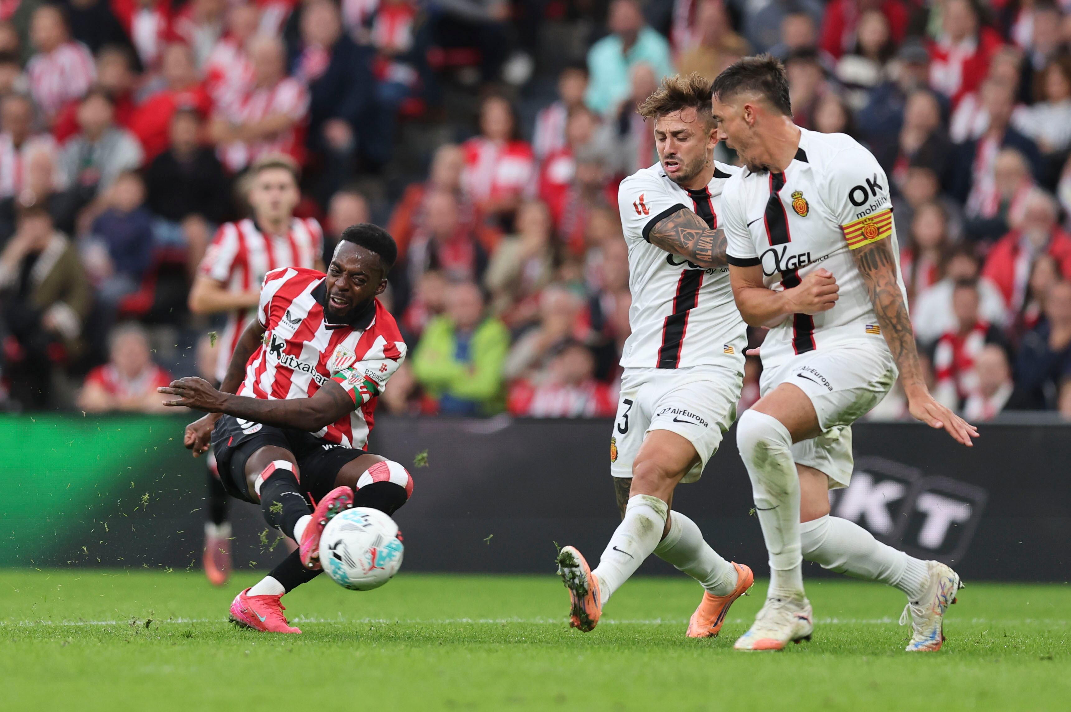 BILBAO, 04/10/2025.-El delantero del Athletic Club Iñaki Williams, y el defensa del Mallorca Pablo Maffeo, durante el partido de la jornada 8 de LaLiga EA Sports entre el Athletic Club y el Mallorca, este sábado en el estadio de San Mamés en Bilbao.-EFE/ Luis Tejido