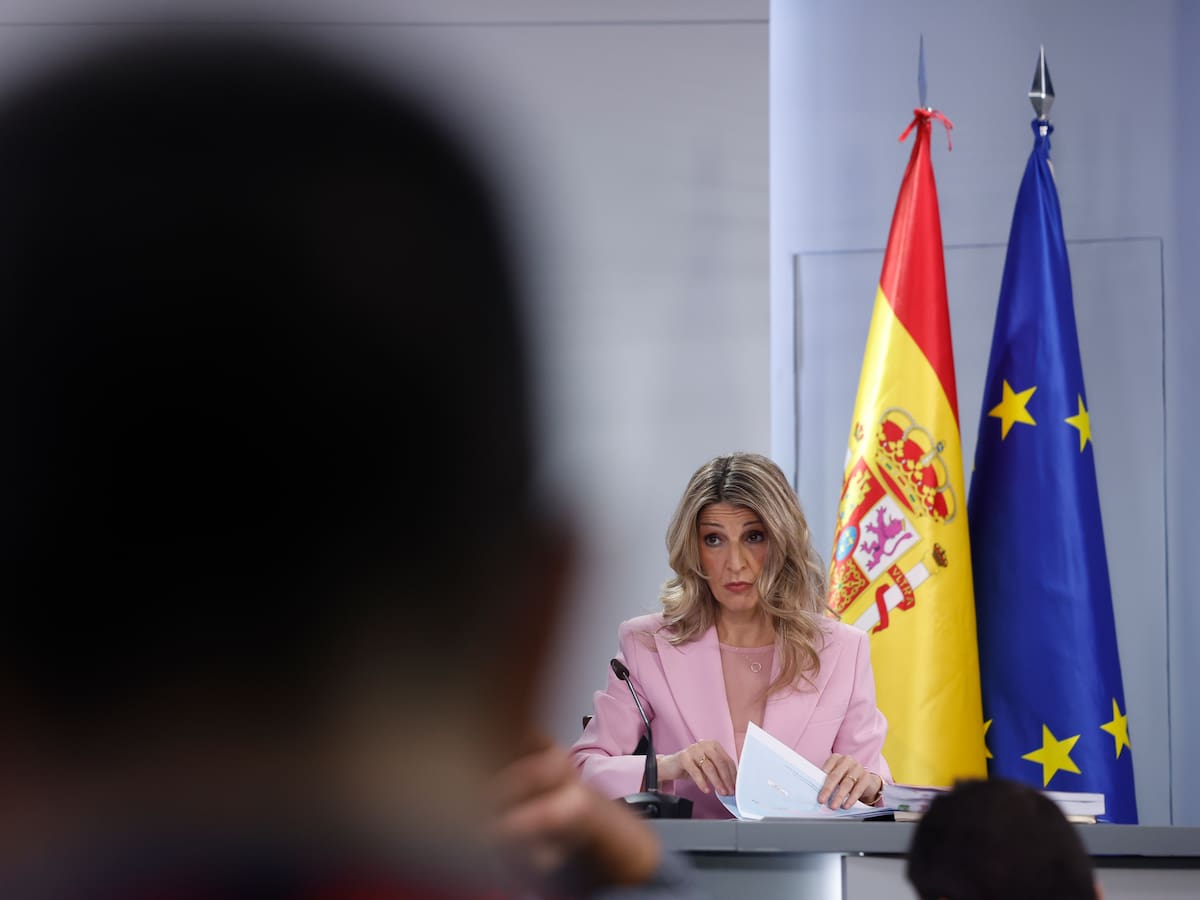 "Cobra 23 veces el SMI": Yolanda Díaz carga contra Garamendi por no apoyar la subida del salario mínimo