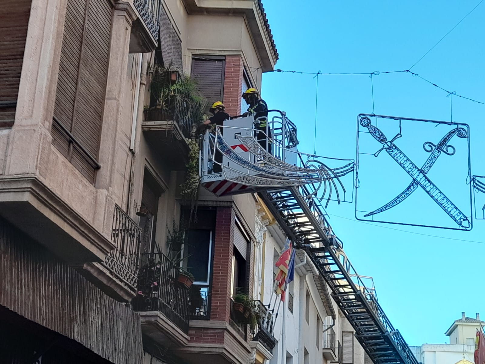 Efectivos del Parque de Bomberos de Elda actuando en la zona