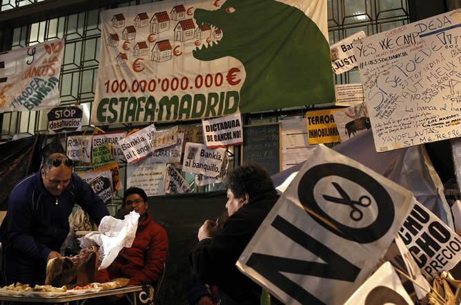 Acampada en la puerta de la oficina central de Bankia en la madrileña Plaza del Celenque en contra de la política de desahucios llevada a cabo por bancos y administraciones