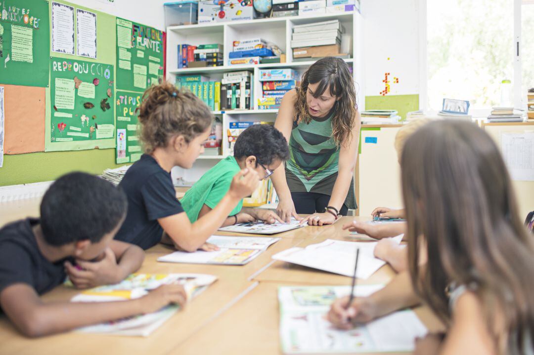 Una profesora, en el aula con sus alumnos. 