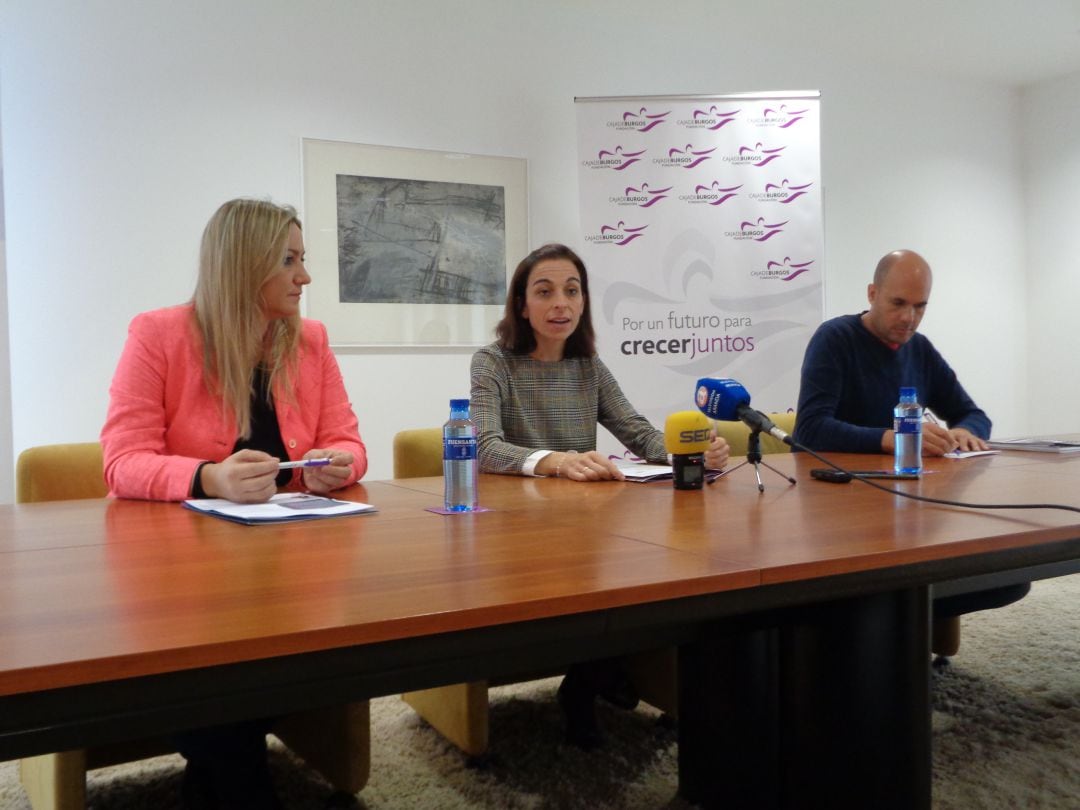 Laura Cabañes (en el centro), con Yoanda Bayo y Juan Cereijo, presidenta y vocal de ASEMAR